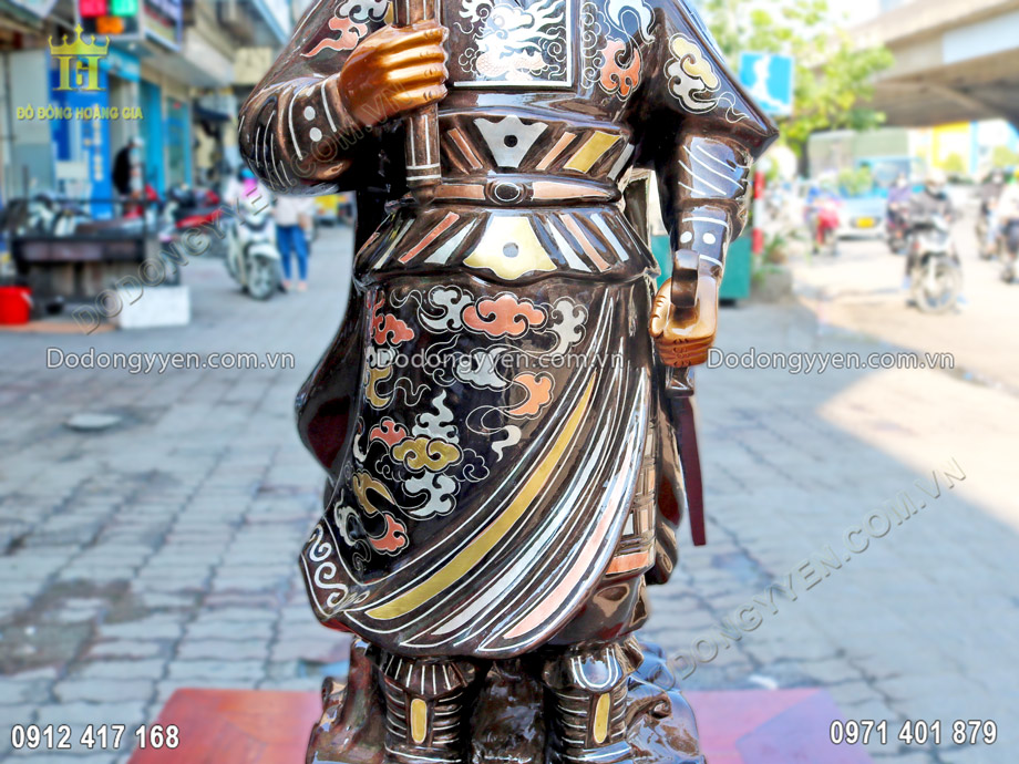 Bộ trang phục truyền thống được l&agrave;m v&ocirc; c&ugrave;ng tỉ mỉ v&agrave; tinh xảo